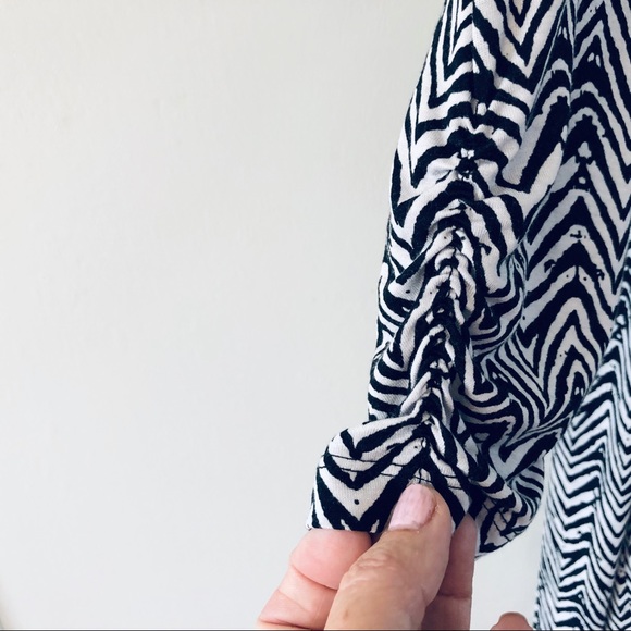 NWOT Premise 2X Top Pullover Ruching on 3/4 sleeves. scoop-neck Abstract Blk/Wht - Picture 2 of 6